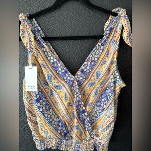 NWT: Spring/Summer vibes! Rose & Olive Paisley V-Neck Top
